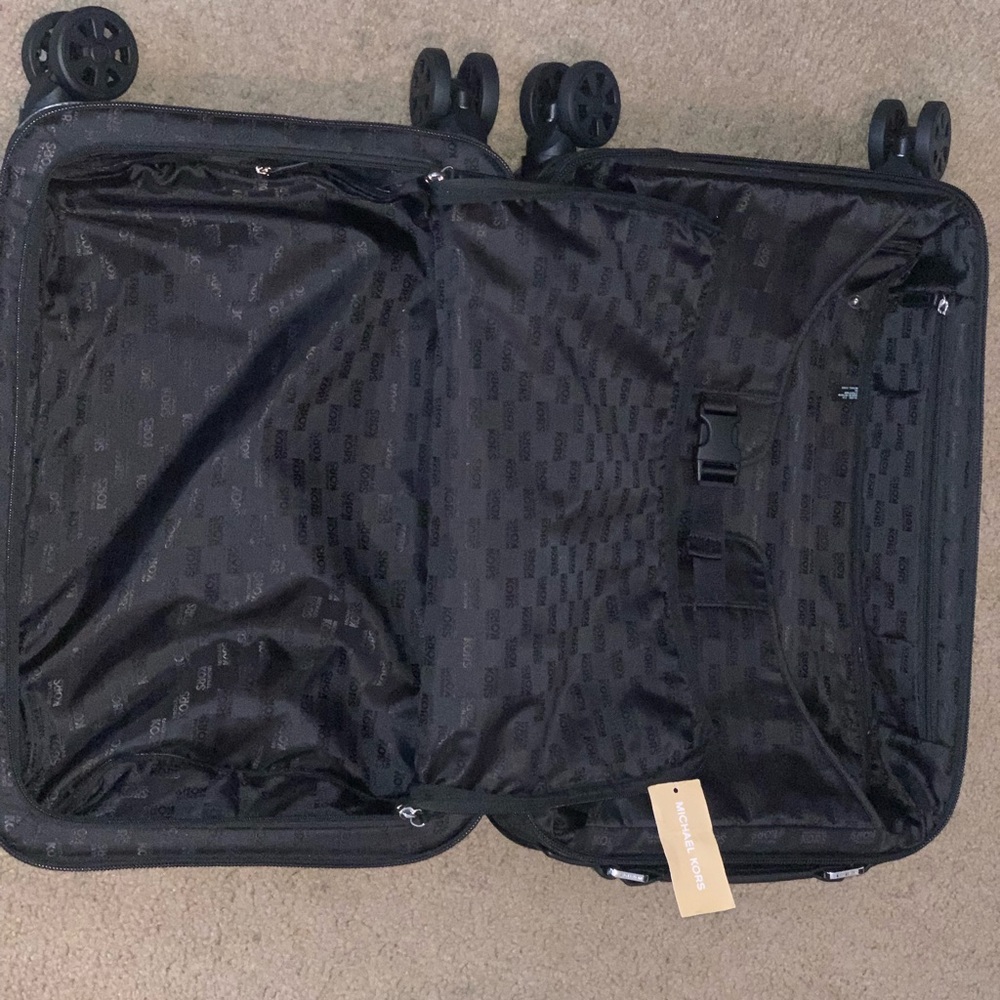 Michael Kors 3 piece Travel Set - Picture 5 of 8